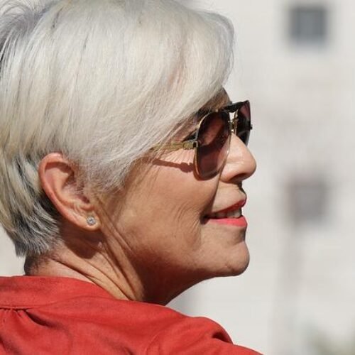 Ayuda para levantarse de la cama los ancianos