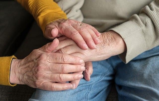 Seguimiento y apelación de la solicitud de ayuda para residencias ancianos