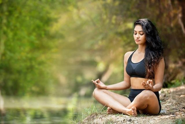 Consideraciones de‌ seguridad y salud⁤ en la práctica de yoga en‌ silla para los​ mayores