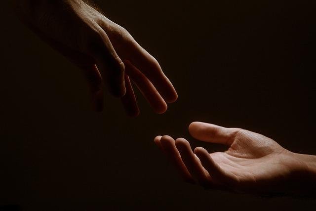 Iniciativas comunitarias y redes de apoyo para la inclusión social